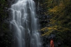 37-The-waterfall-and-the-man-Mikel_Larrea